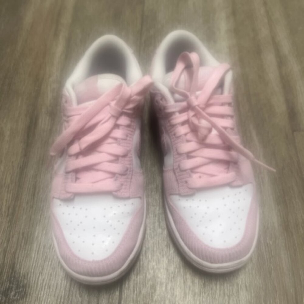 Nike dunk low ( Pink Corduroy ) Women's 6.5